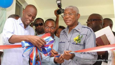 PHOTO: President Jovenel Moise ap koupe riban - Inauguration Unité de dialyse, Hopital OFATMA Aux Cayes